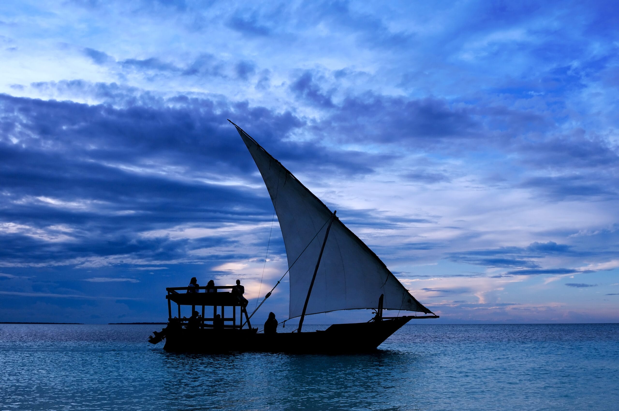 dhow-boat-sailing-at-night