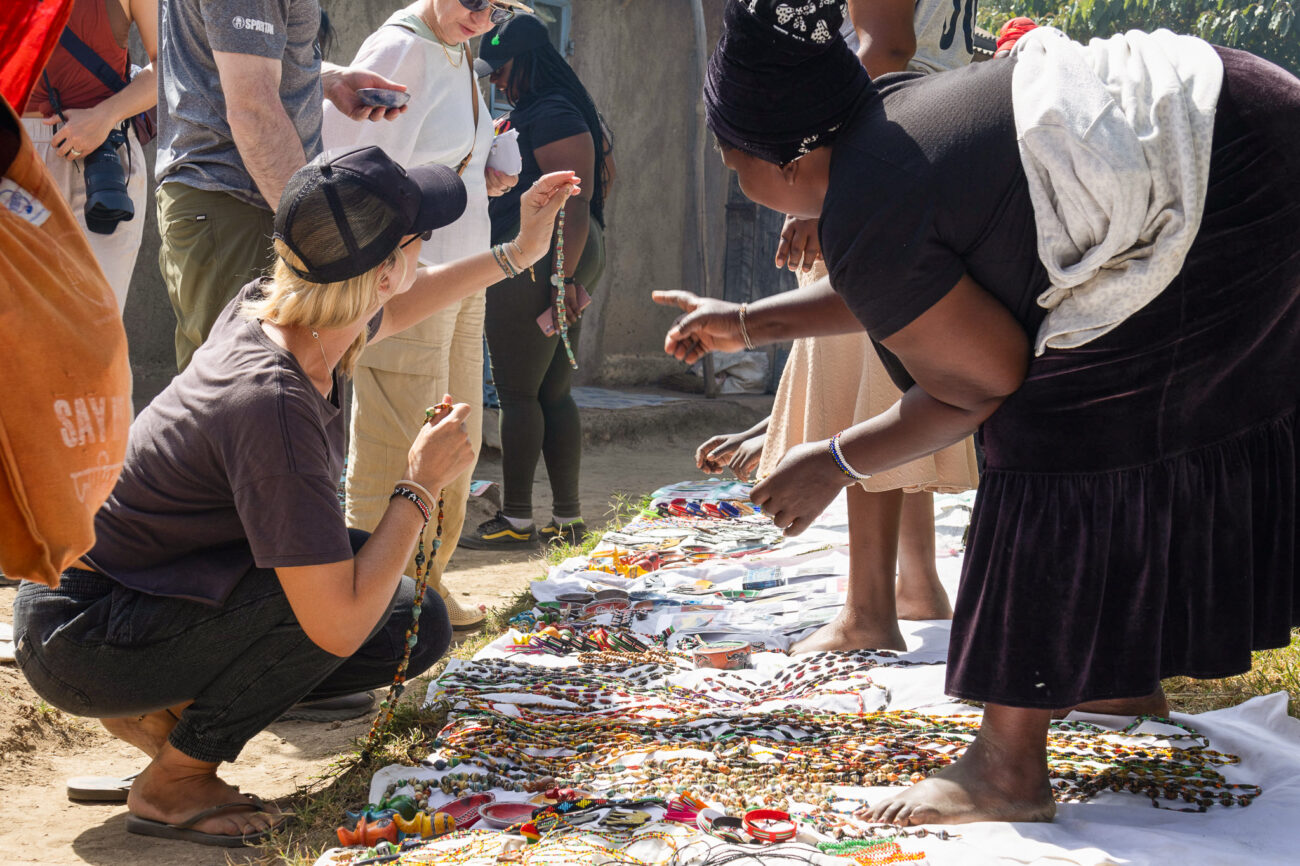 buying-curios-african-market