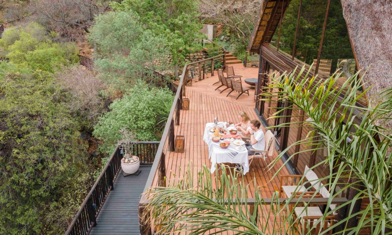 couple-eating-outside-deck-nambu