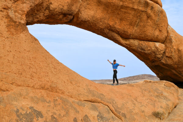 spitzkoppe-female-posing-in-eye-2