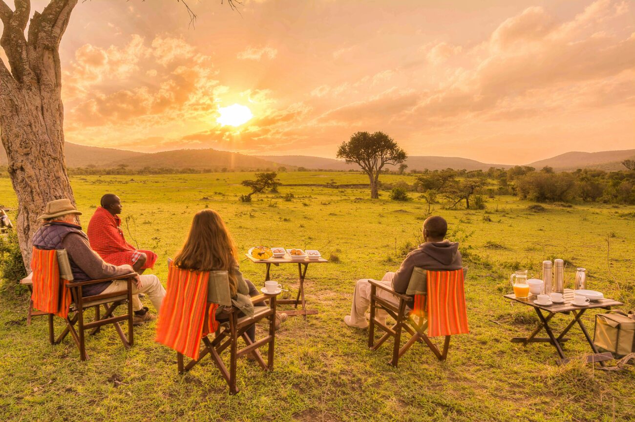 tourists-enjoy-sunset-in-serengeti